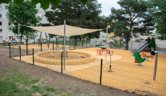 Novomeského ulica v Nitre má nové ihrisko s tienidlom