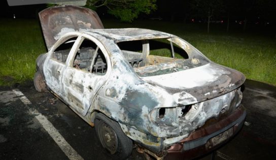 Mladík spôsobil v Topoľčanoch požiar dvoch osobných vozidiel