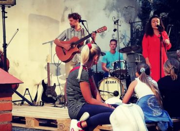 Úspech mladej nitrianskej kapely DIS IS MARKĒTA stále stúpa. Na pódiá prináša kombináciu temperamentu, folklóru aj súčasnej svetovej hudby