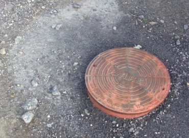 Dvaja muži ukradli v Topoľčanoch deväť kanalizačných poklopov