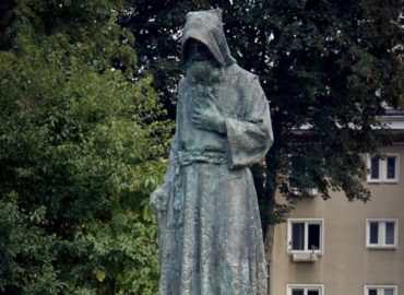 V Nitre požehnali novú sochu. Predstavuje patróna mesta sv. Andreja – Svorada