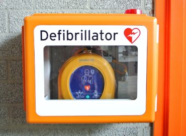 11-ročný zlodej ukradnutý defibrilátor schoval pod posteľou