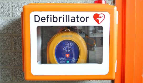 11-ročný zlodej ukradnutý defibrilátor schoval pod posteľou