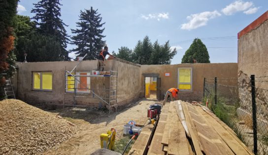 V Dražovciach stavajú komunitné centrum. Jeho úlohou bude integrácia miestnej rómskej komunity