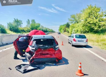 Vodič po dopravnej nehode vystúpil z auta a prešiel do protismeru, kde ho zrazilo auto