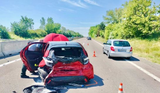 Vodič po dopravnej nehode vystúpil z auta a prešiel do protismeru, kde ho zrazilo auto