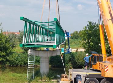 Lávka spájajúca miestnu komunikáciu v Čakajovciach s cyklistickou cestičkou je práve vo výstavbe