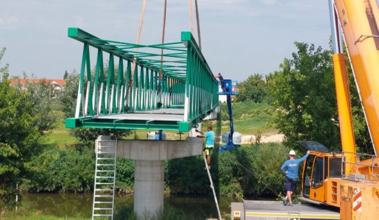 Lávka spájajúca miestnu komunikáciu v Čakajovciach s cyklistickou cestičkou je práve vo výstavbe