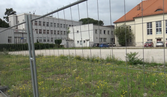Za CVČ Domino má vzniknúť pocket park. Priestor zatiaľ zostáva oplotený