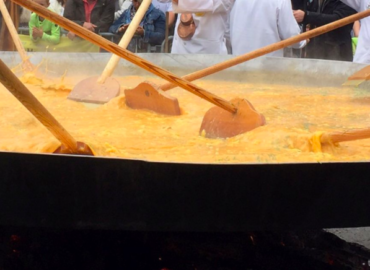 Obyvatelia Topoľčian pripravili najväčšiu omeletu na Slovensku