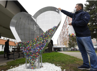 Mesto Vráble odstránilo kovové srdce na plastové vrchnáky spred radnice