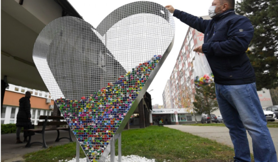 Mesto Vráble odstránilo kovové srdce na plastové vrchnáky spred radnice