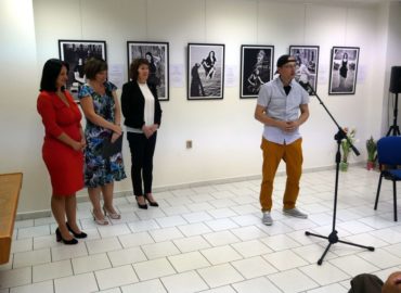Novozámocká knižnica sprístupnila výstavu venovanú ženám po štyridsiatke