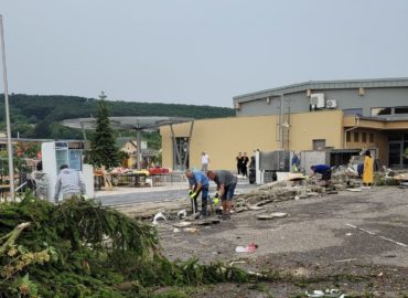 SHMÚ preveruje možný výskyt tornáda na kúpalisku v Podhájskej