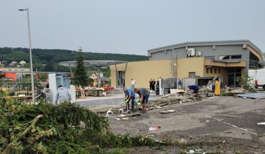 SHMÚ preveruje možný výskyt tornáda na kúpalisku v Podhájskej