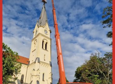 Vráble pokračujú v odstraňovaní dôsledkov veternej smršte. Pozostatky poškodeného kríža odstránili