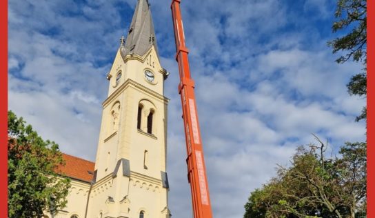 Vráble pokračujú v odstraňovaní dôsledkov veternej smršte. Pozostatky poškodeného kríža odstránili