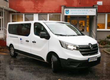 Správa zariadení sociálnych služieb v Nitre získala nové auto na prepravu imobilných osôb