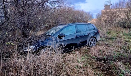 Mladík počas policajnej naháňačky prerazil rampy, vyskočil z auta a dal sa na útek