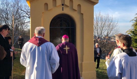 Na Kalvárii sa začali tradičné pobožnosti krížovej cesty