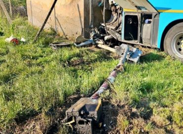 Účastníci hrozivo vyzerajúcej kolízie vlaku a autobusu vyviazli bez zranení