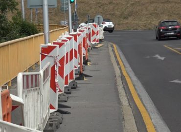 Nitriansky samosprávny kraj rozhodol o zatvorení chodníka na Cabajskom moste