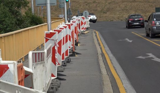 Nitriansky samosprávny kraj rozhodol o zatvorení chodníka na Cabajskom moste