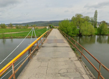 Mesto zatvára most cez rieku Nitra pri bývalom Zelokvete