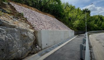 Zosunutý svah pod Klokočinou je opravený, dopravné obmedzenia skončili