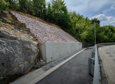 Zosunutý svah pod Klokočinou je opravený, dopravné obmedzenia skončili