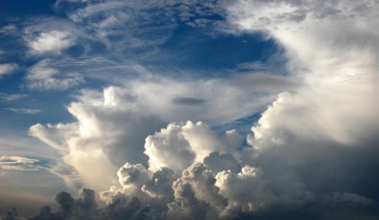 Predpoveď počasia: Oblačnosť zostáva, ale teploty budú stúpať