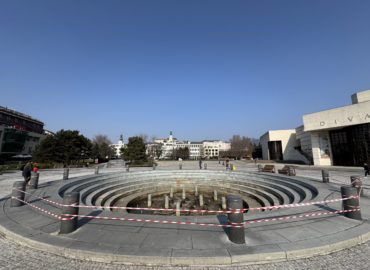 Priestor pred okresným súdom je oplotený. Začína sa oprava fontán