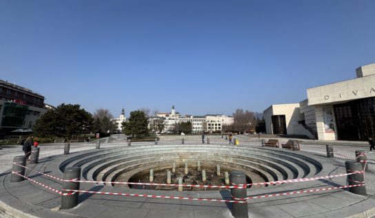 Priestor pred okresným súdom je oplotený. Začína sa oprava fontán