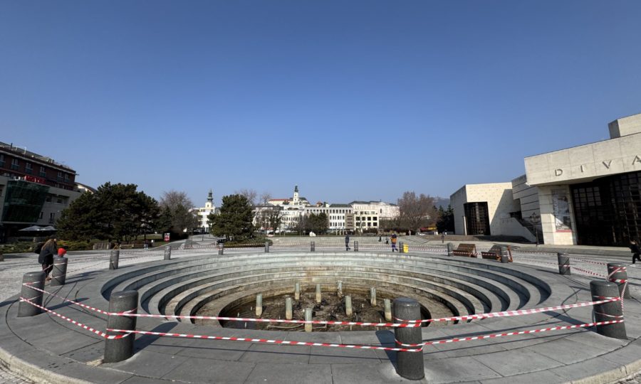 Priestor pred okresným súdom je oplotený. Začína sa oprava fontán