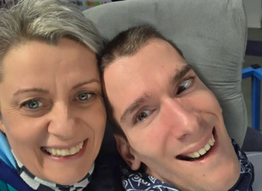 Pomoc pre hokejového fanúšika Denisa: bezbariérové auto by mu uľahčilo život