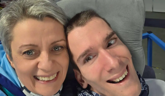 Pomoc pre hokejového fanúšika Denisa: bezbariérové auto by mu uľahčilo život