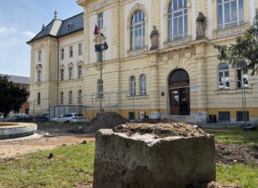 Primátor sa v ankete pýta, či na objavený podstavec vrátiť sochu Masaryka