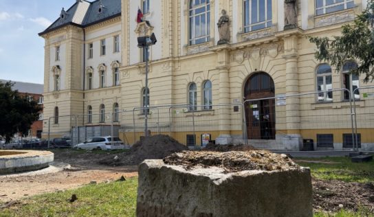 Primátor sa v ankete pýta, či na objavený podstavec vrátiť sochu Masaryka