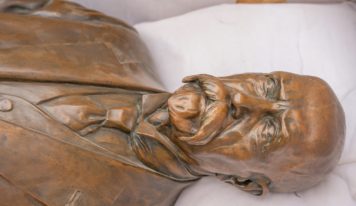 Bronzová socha prvého československého prezidenta sa presúva do Nitry